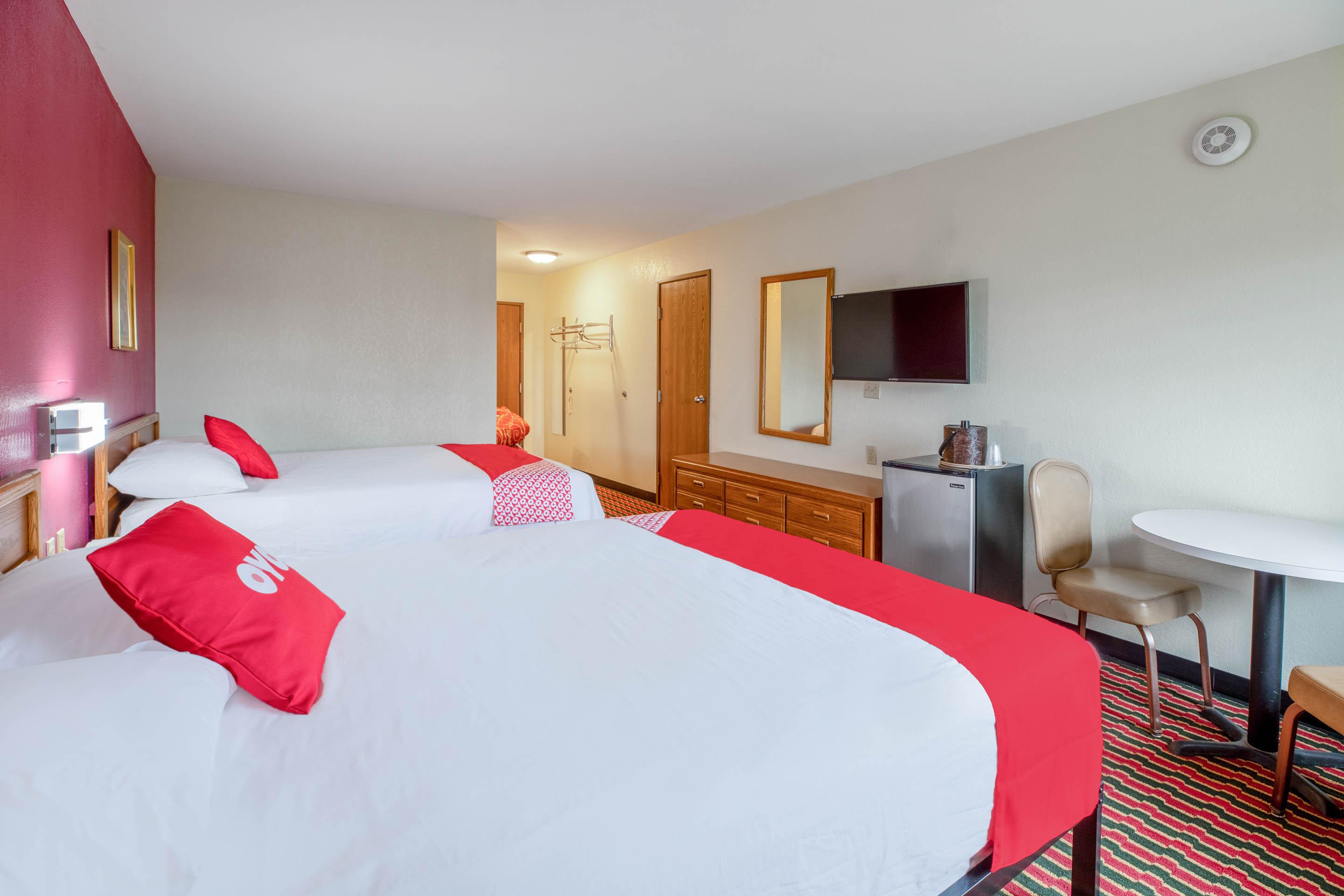 Oyo Hotel Chesaning Route 52 & Hwy 57 מראה חיצוני תמונה