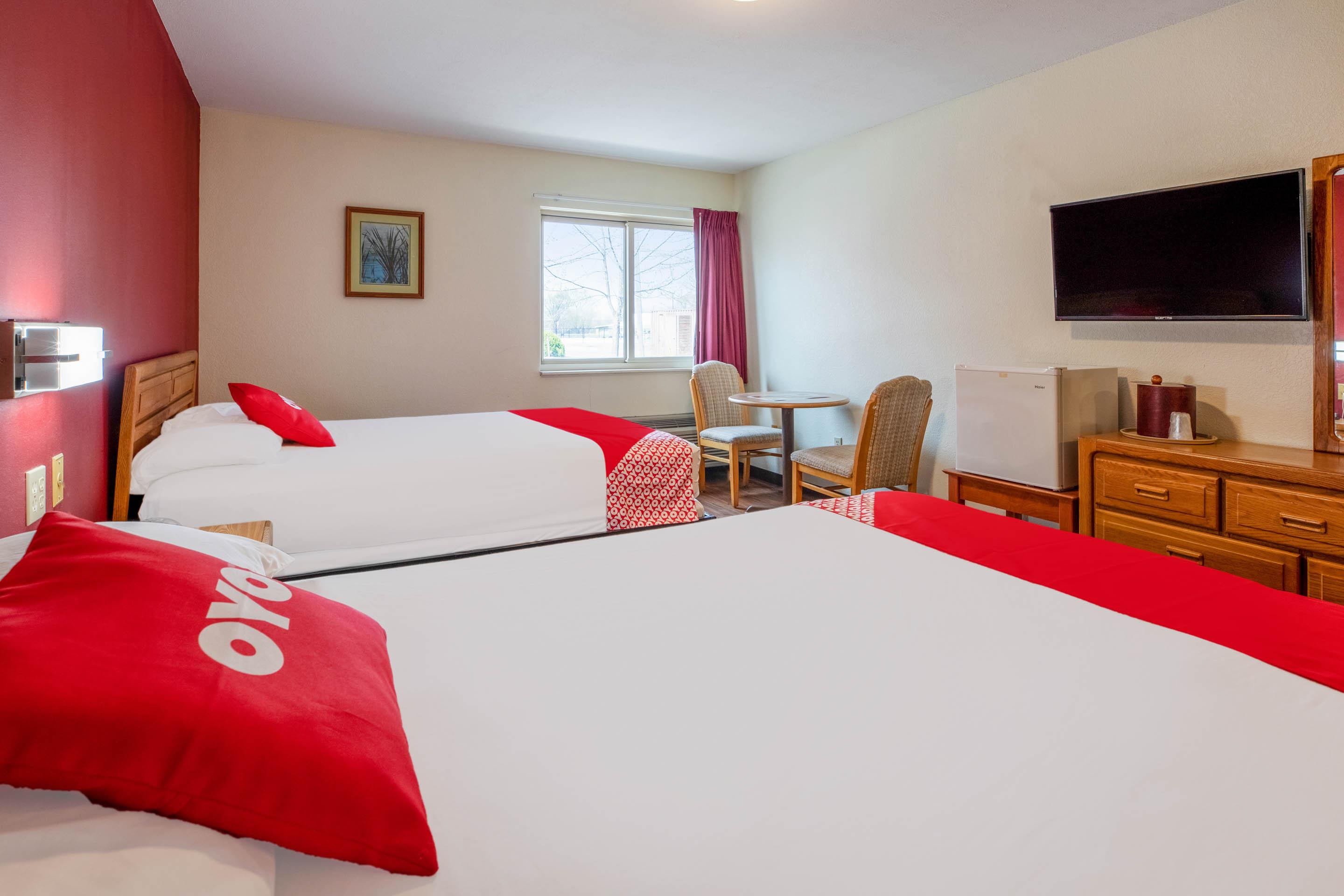 Oyo Hotel Chesaning Route 52 & Hwy 57 מראה חיצוני תמונה