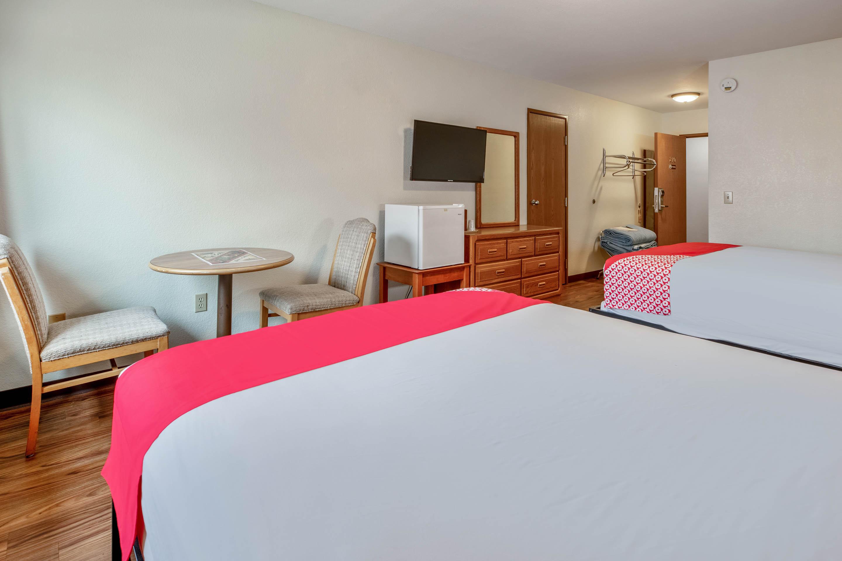 Oyo Hotel Chesaning Route 52 & Hwy 57 מראה חיצוני תמונה