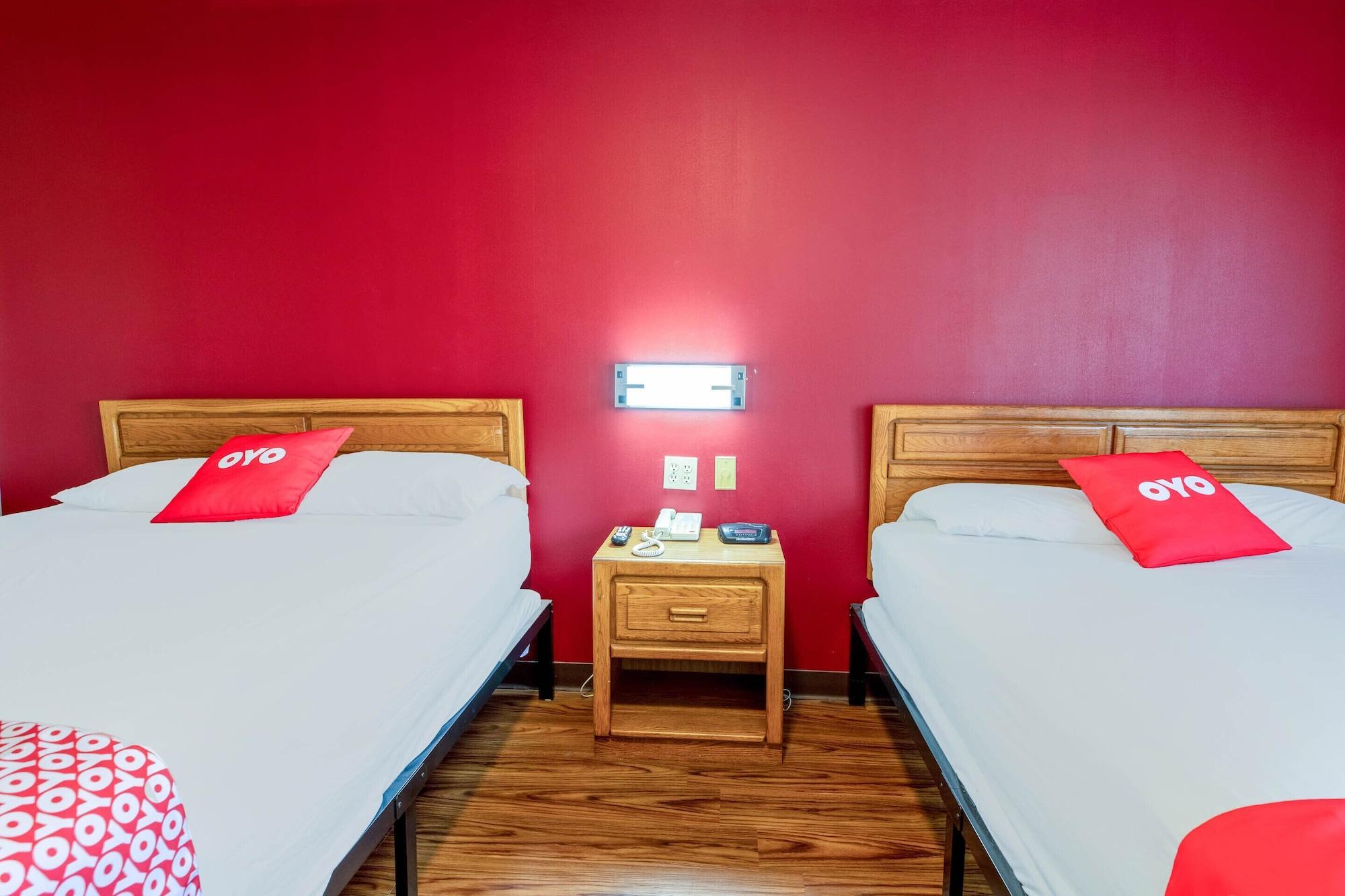 Oyo Hotel Chesaning Route 52 & Hwy 57 מראה חיצוני תמונה