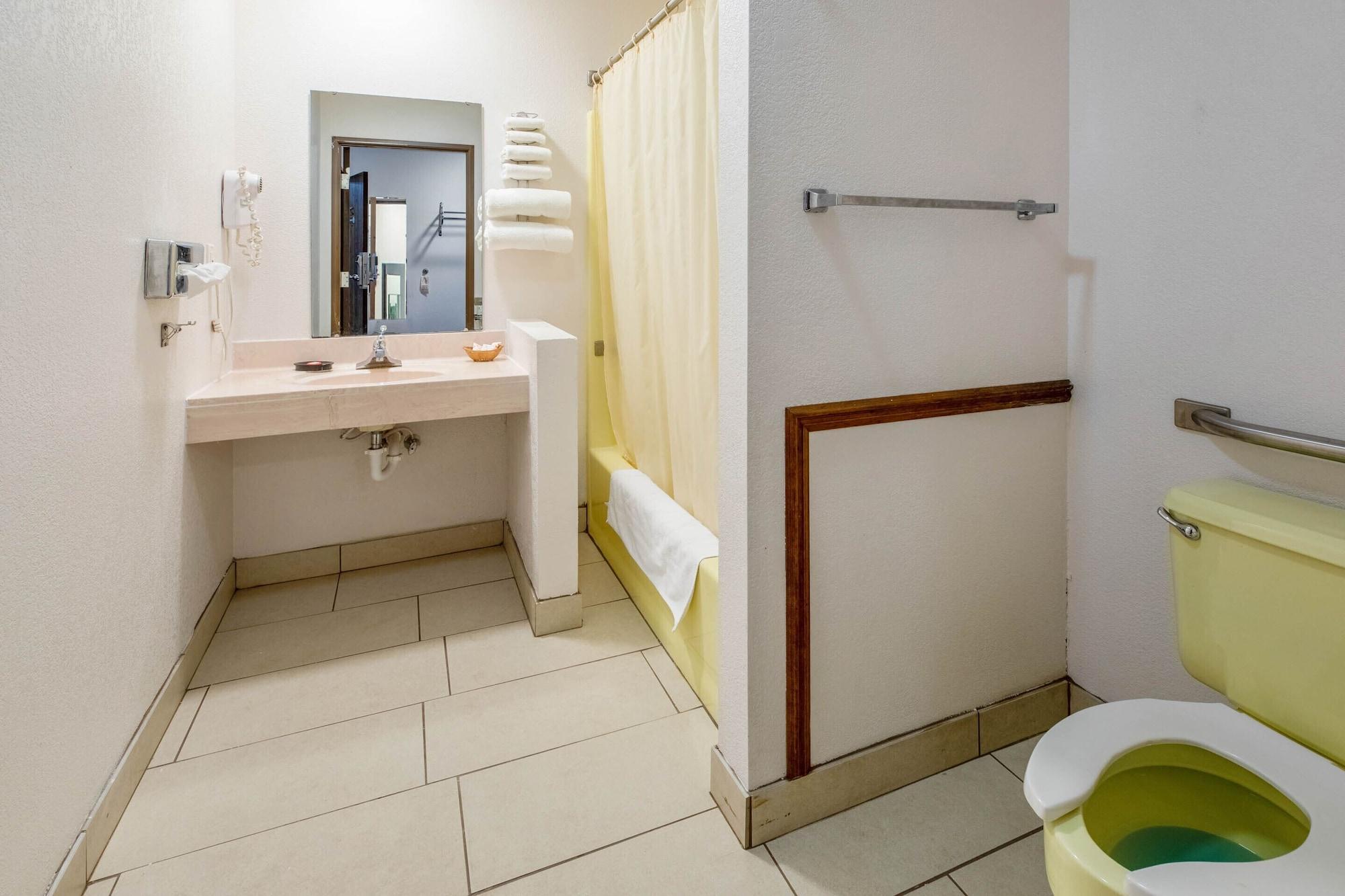 Oyo Hotel Chesaning Route 52 & Hwy 57 מראה חיצוני תמונה