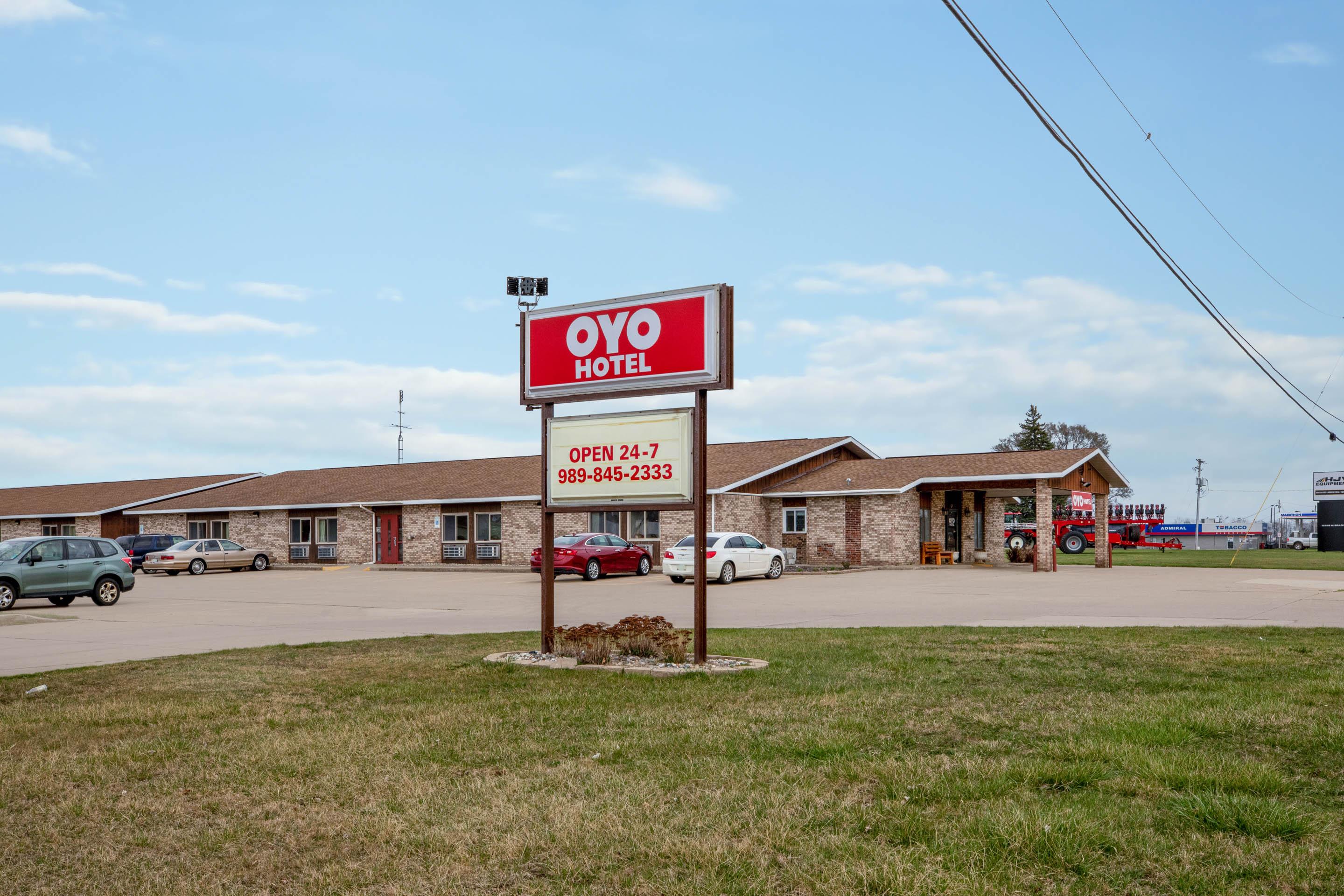 Oyo Hotel Chesaning Route 52 & Hwy 57 מראה חיצוני תמונה