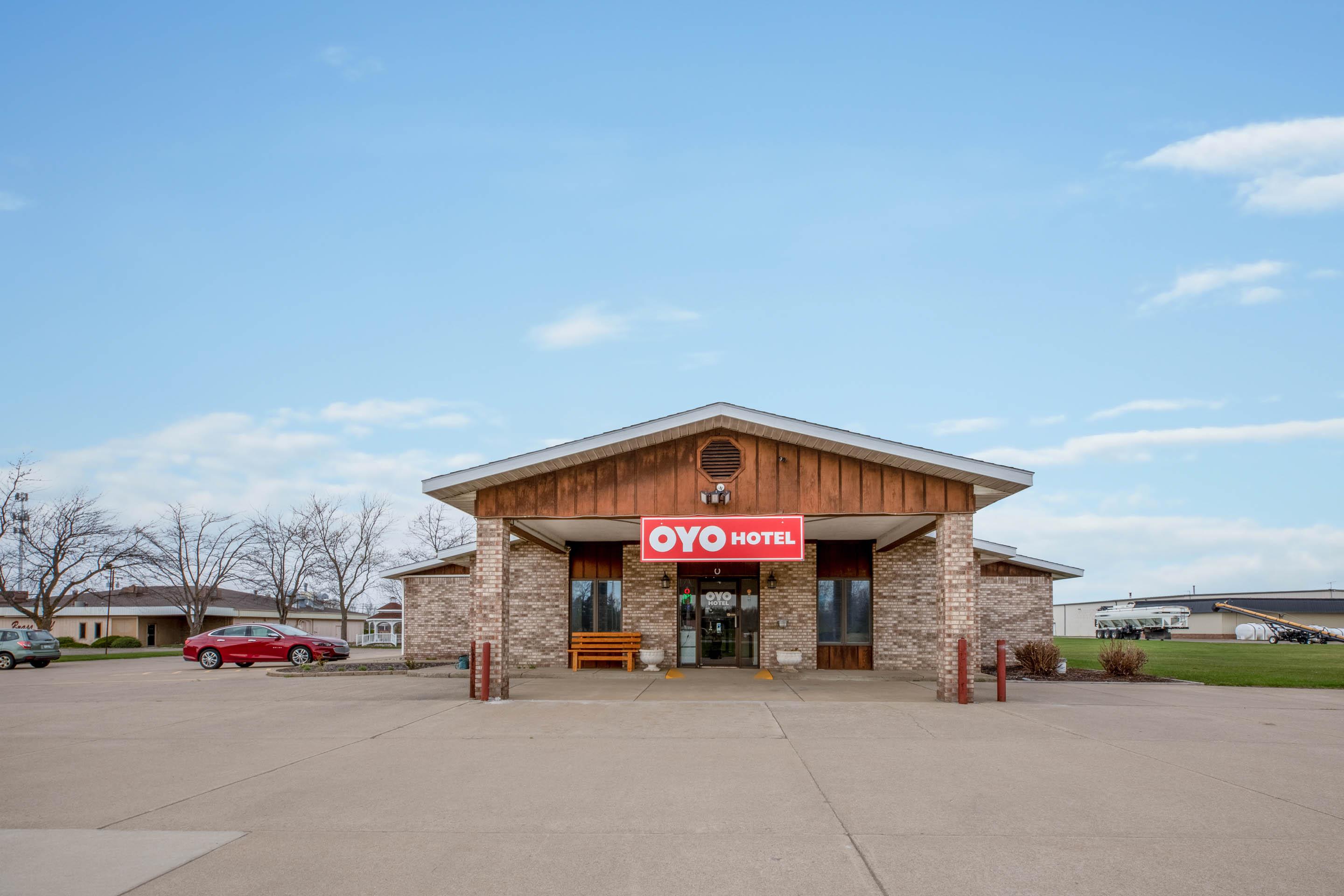 Oyo Hotel Chesaning Route 52 & Hwy 57 מראה חיצוני תמונה