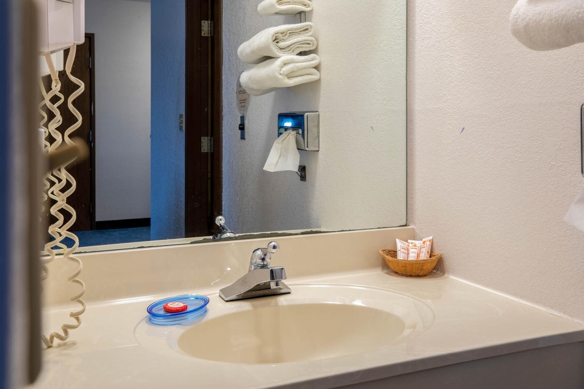 Oyo Hotel Chesaning Route 52 & Hwy 57 מראה חיצוני תמונה