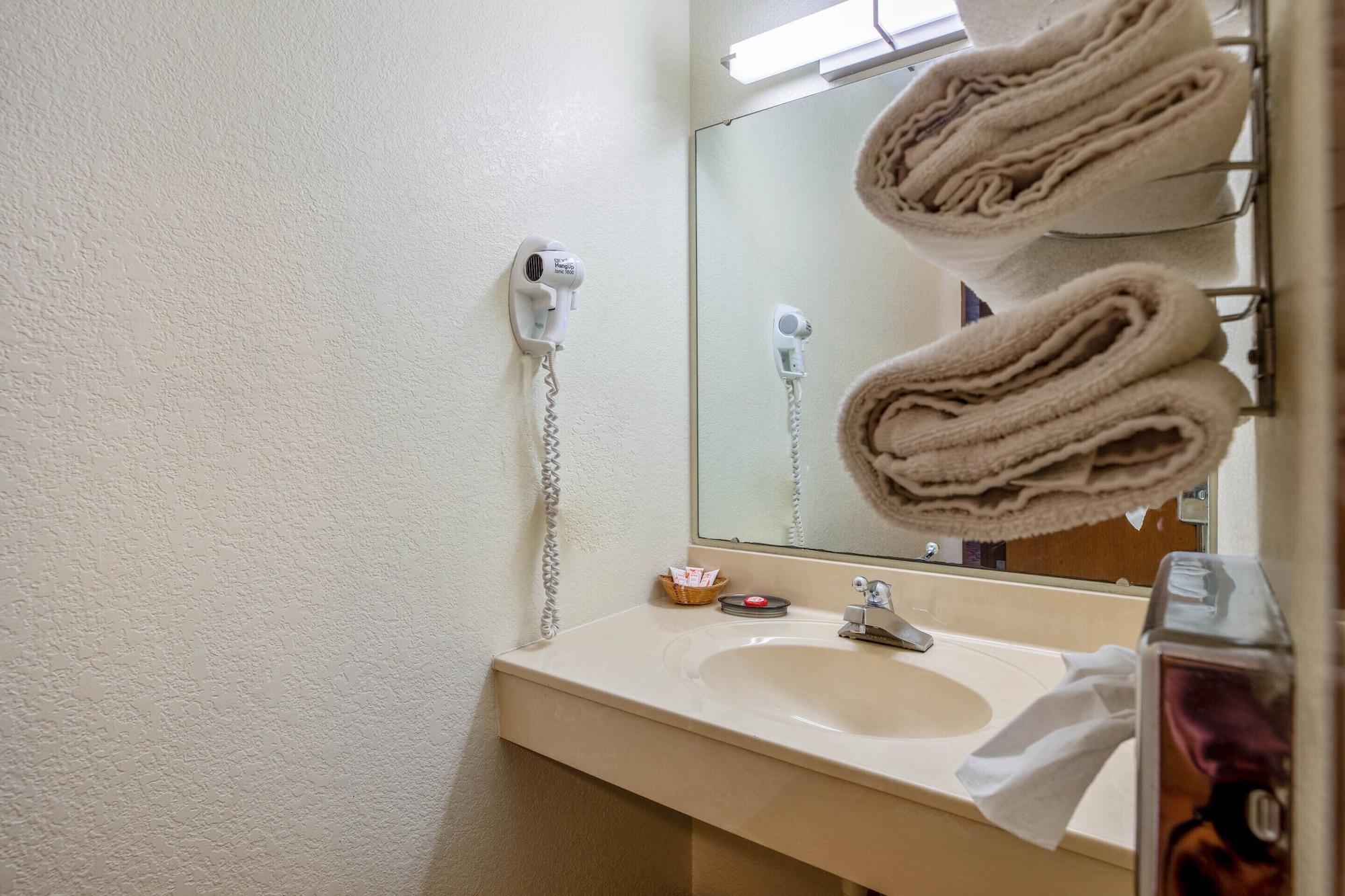 Oyo Hotel Chesaning Route 52 & Hwy 57 מראה חיצוני תמונה