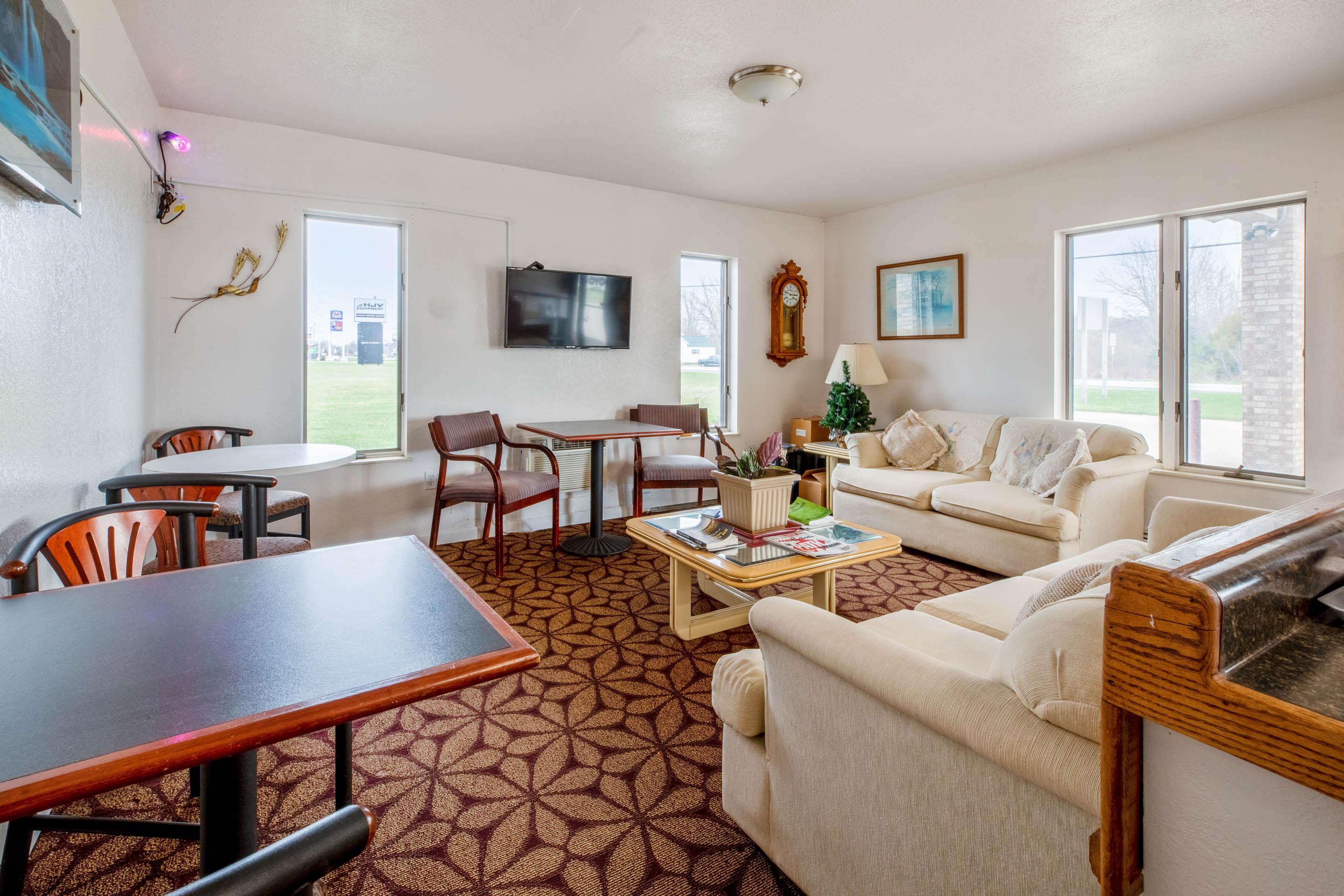 Oyo Hotel Chesaning Route 52 & Hwy 57 מראה חיצוני תמונה