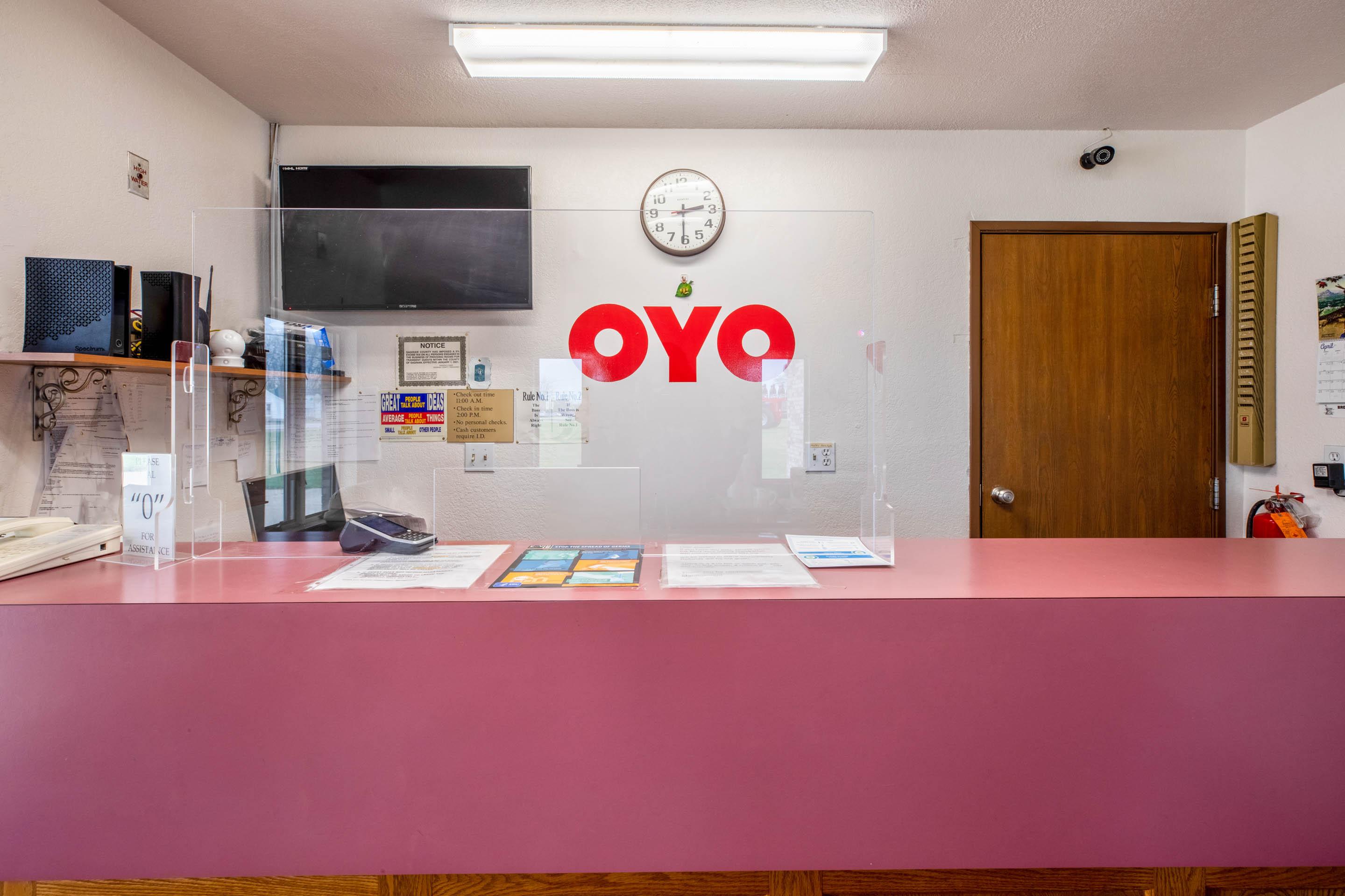 Oyo Hotel Chesaning Route 52 & Hwy 57 מראה חיצוני תמונה
